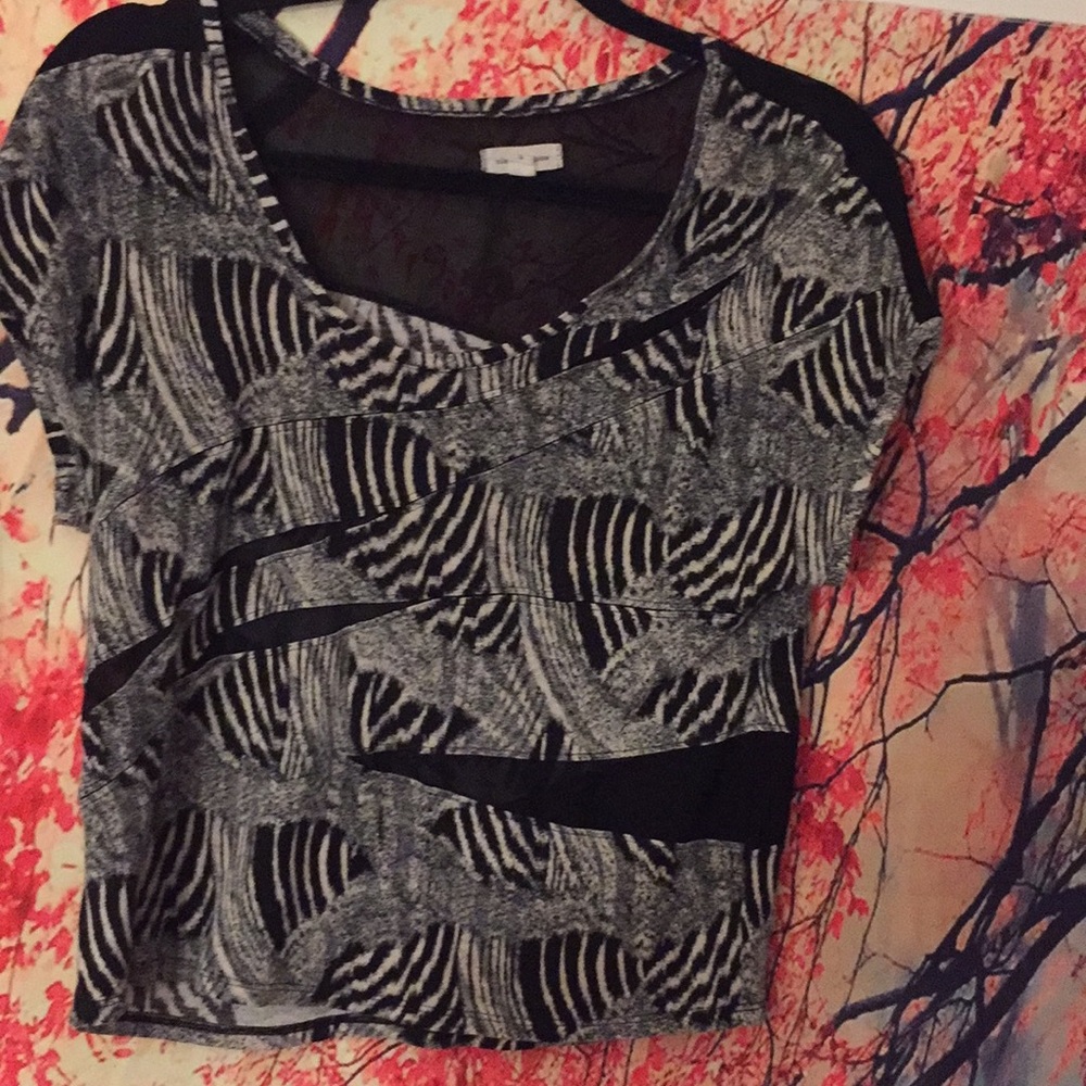 *Stylish fit, slight crop* Zebra-Static print tee